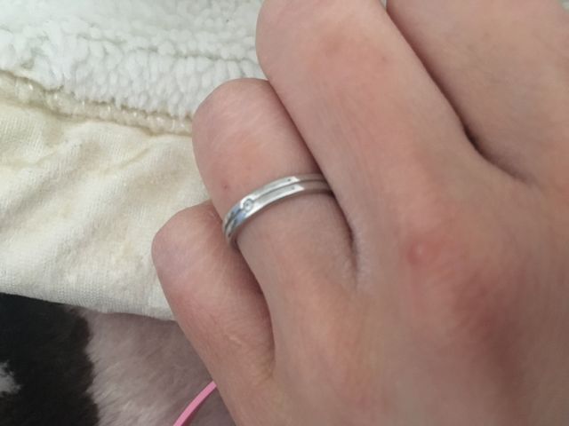 指輪の真ん中にラインが入ってる物 女性用はダイヤが付いてます