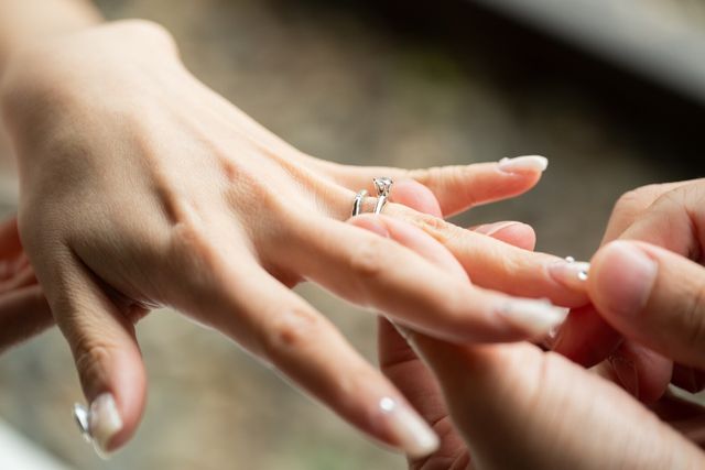 婚約指輪との重ね付けです。