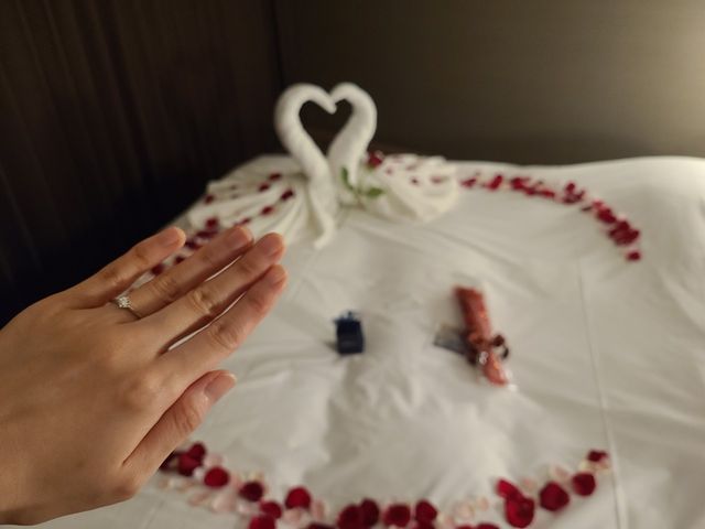 ホテルの部屋でプロポーズした時の写真です。
