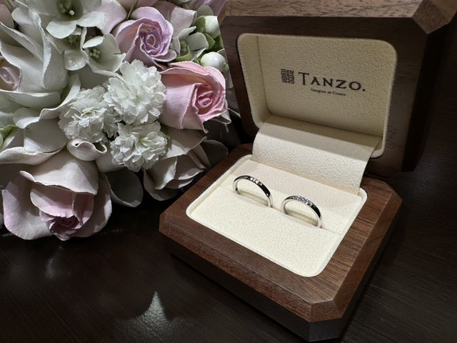 胡桃の木を継ぎ目なく使用した箱が高級感があります。