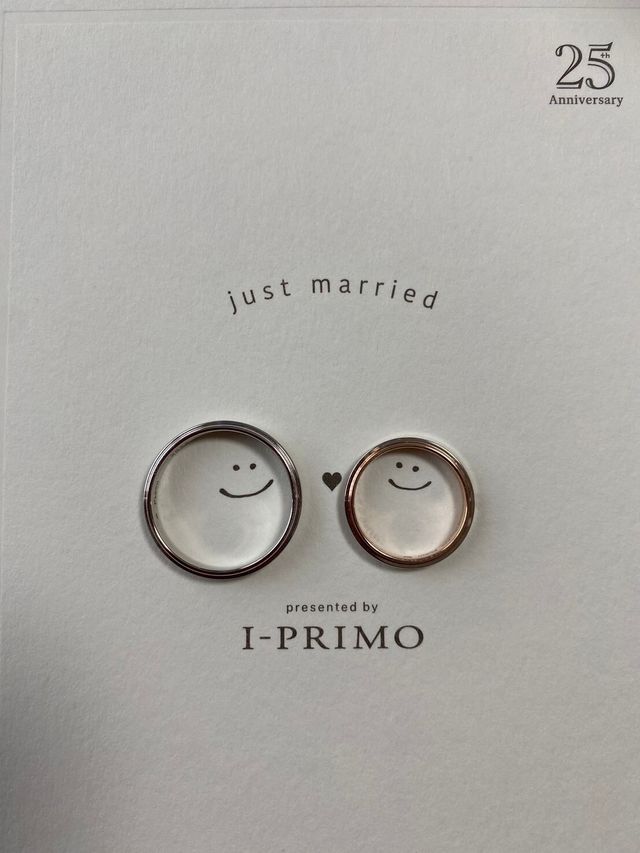 指輪本体をお店で頂いた撮影用の台紙を背景に撮影しました