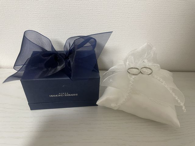 購入した指輪です。プレゼントでリングピローもいただきました。