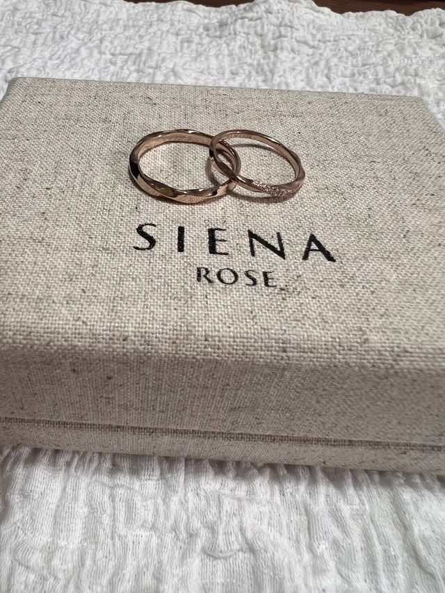 指輪ボックスの上において撮った写真