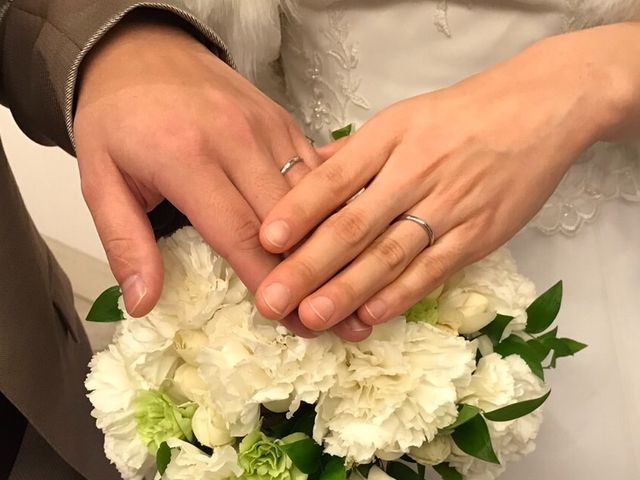 シンプルなデザイン。新婦は小さなダイヤが埋め込んであります。