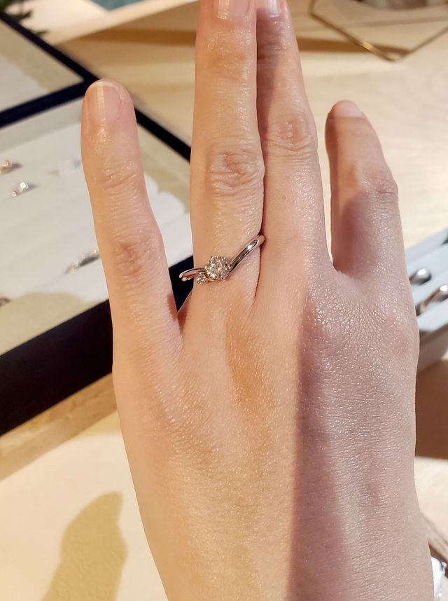 ウェーブしたリングの形状がエレガント