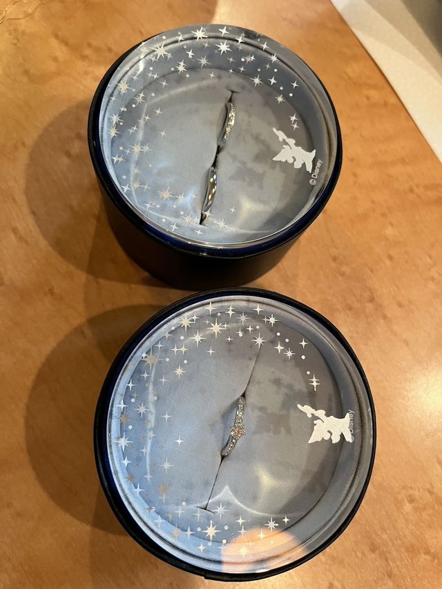 指輪届いてケースに入ったまま撮ったもの