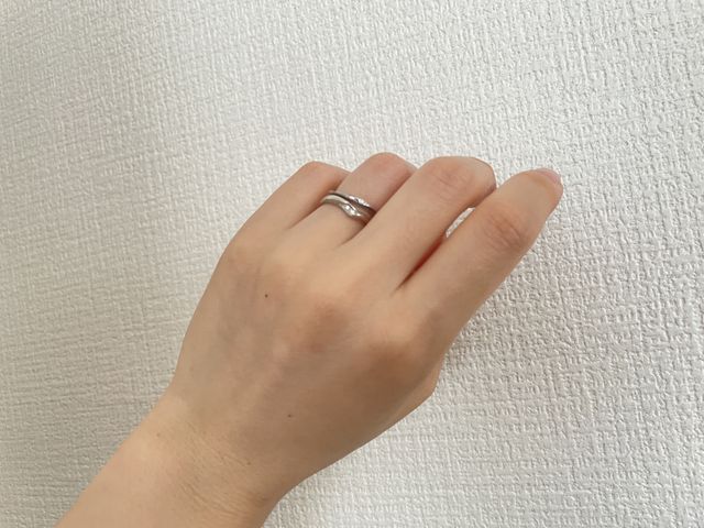 根元側のものが結婚指輪でVの字のデザインが気に入っています。