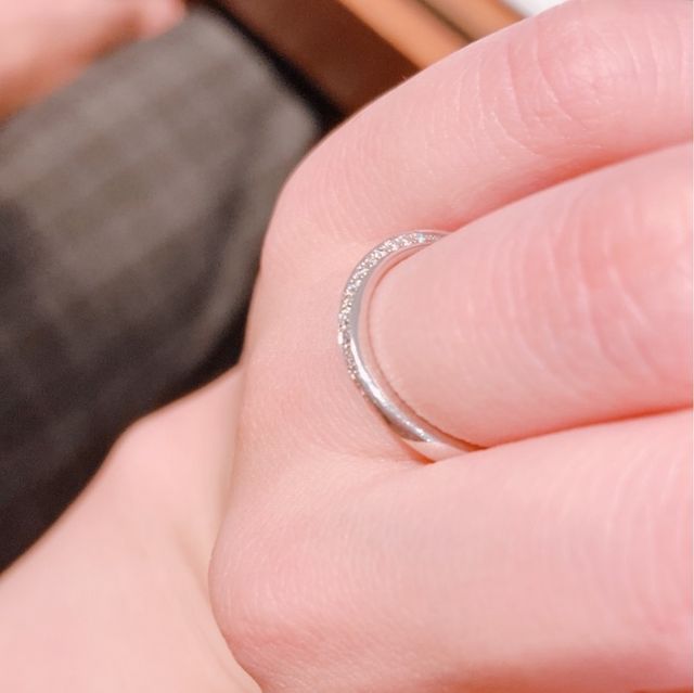 側面からもダイヤが見えて華やかです。