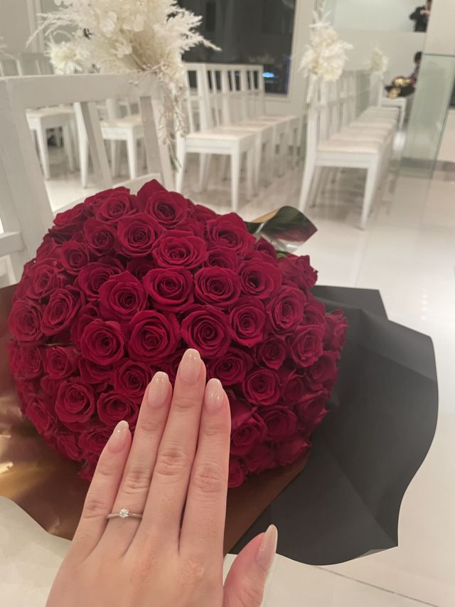 チャペルのある場所で108本の薔薇と共に。