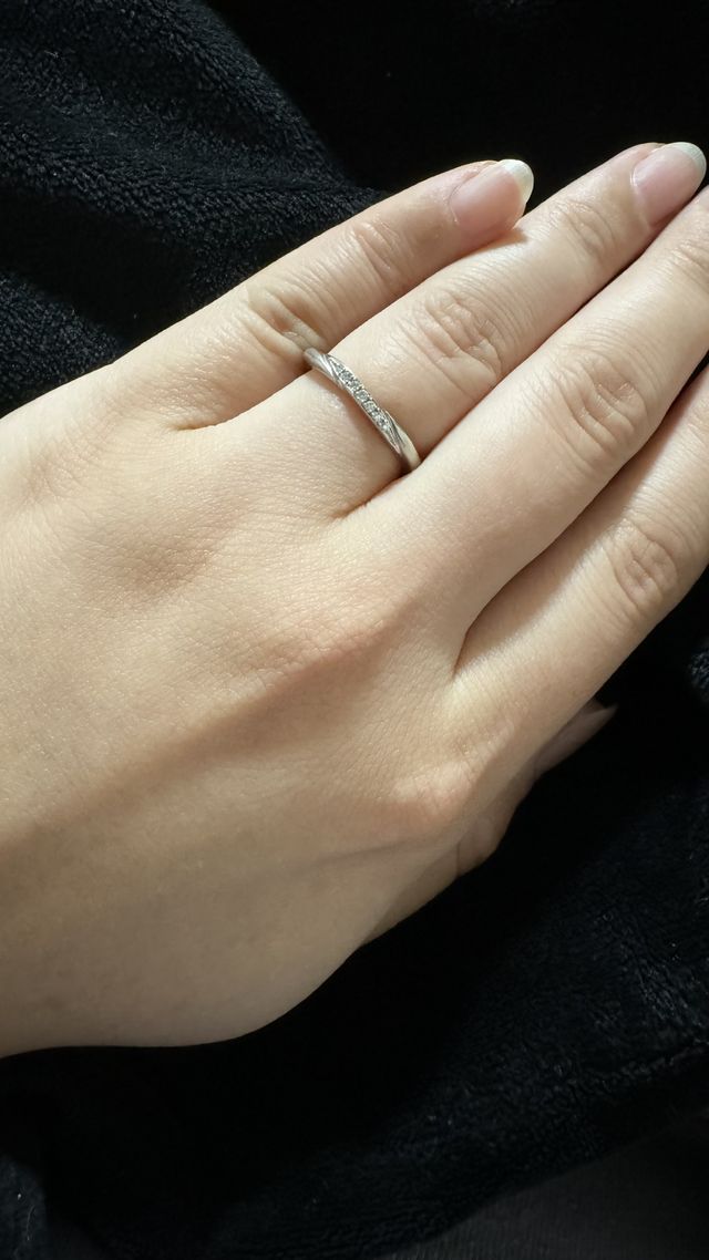 7つ並んだダイヤが綺麗に光ります。