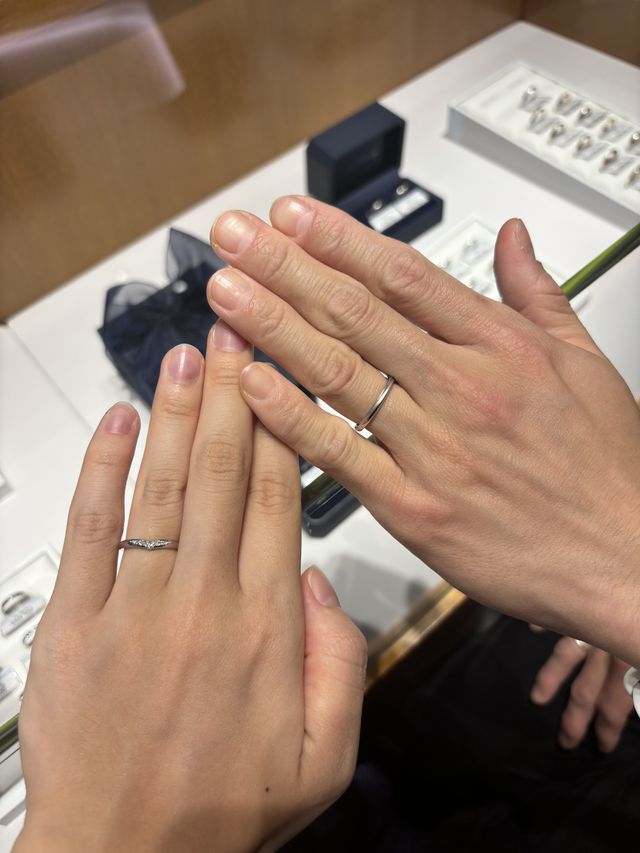 ペアではなく、お互いに似合うものを選びました