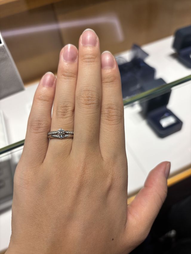 婚約指輪と重ねづけして、1番しっかりくる物を選びました！