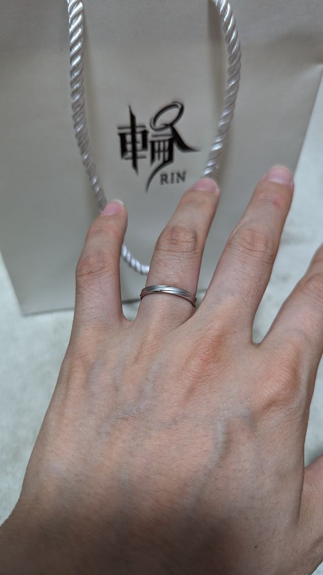 購入した指輪を付けた写真。
着け心地が良く飽きが来ない。