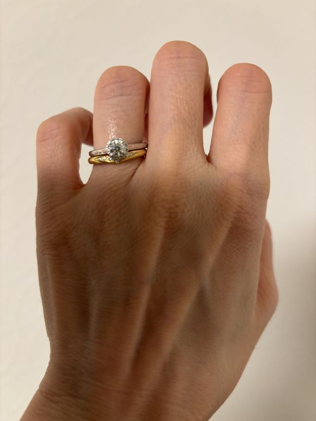婚約指輪と結婚指輪の重ね付け
