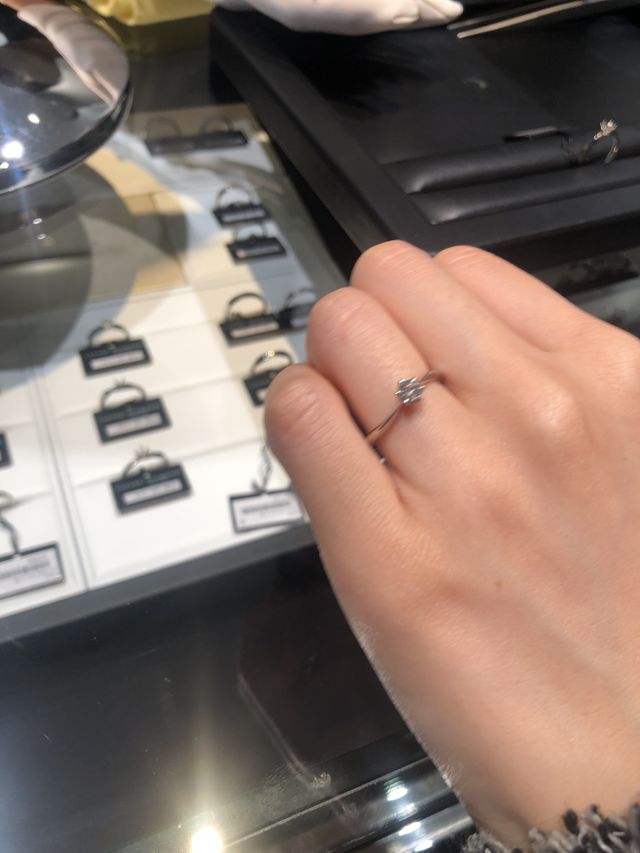 ラザールダイヤモンドでの婚約指輪の試着時の写真です。