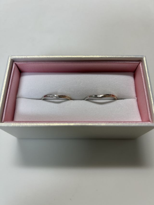 指が少しでも綺麗に見えるよう、V字デザインを選びました。