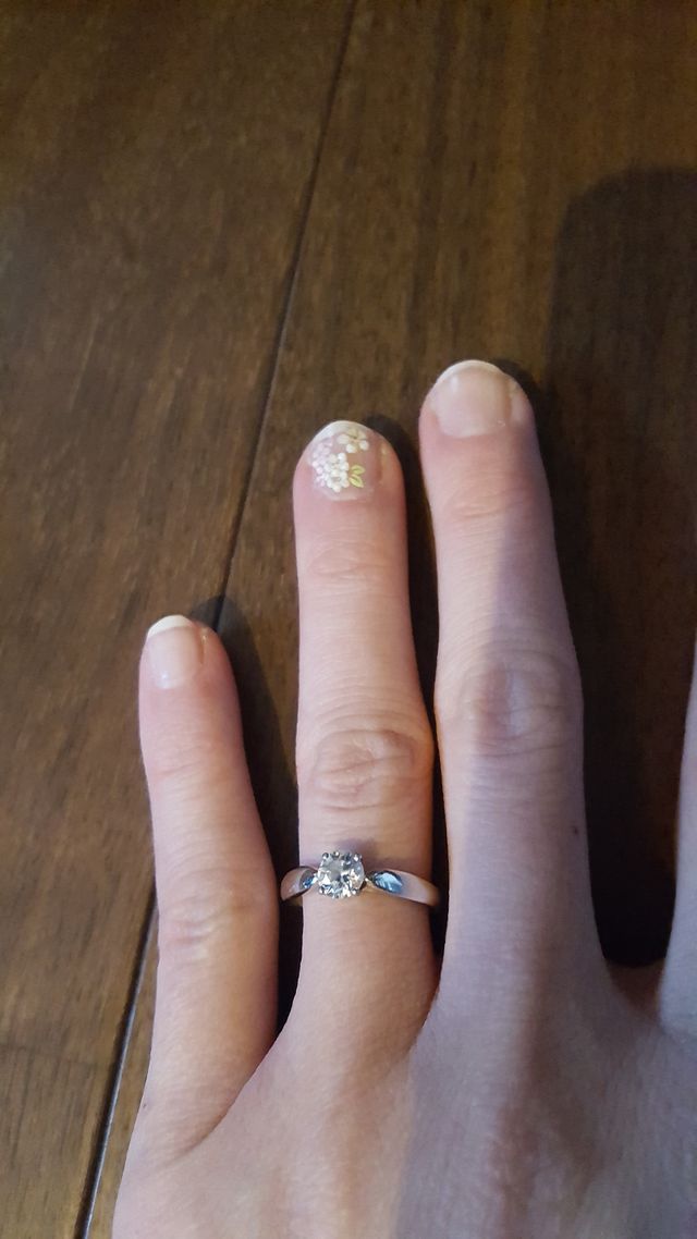 お出かけのときは結婚指輪と一緒につけてます。