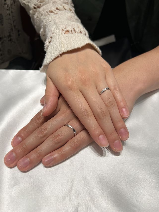 購入後につけて指にはめた時の写真です