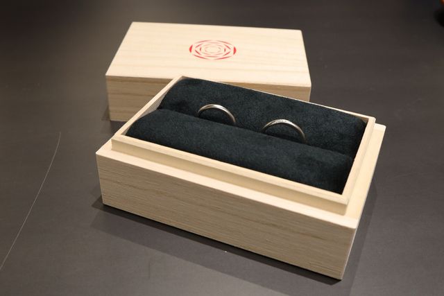 完成した指輪は桐箱に入れてくださいます。