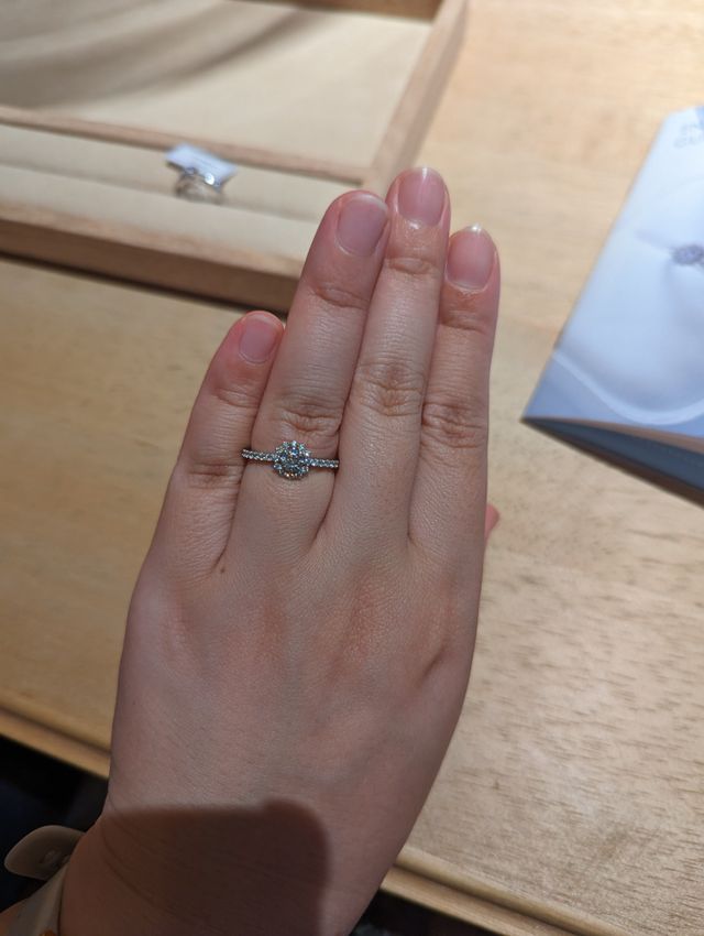 婚約指輪です。