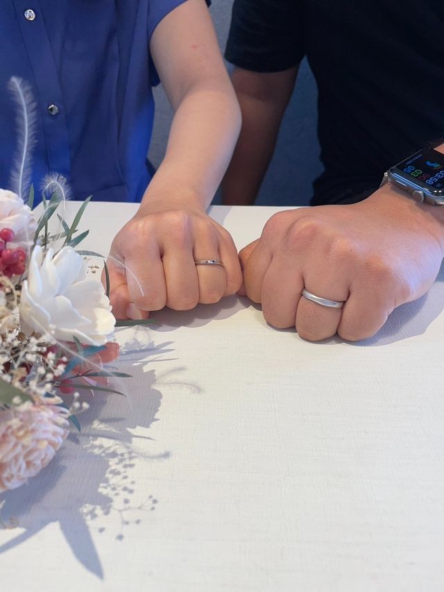 指輪ができ実際2人で初めて付けた写真です。