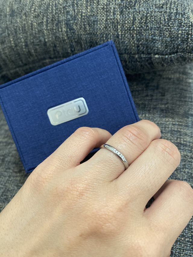 指輪が入っていたボックスと着用時の写真です。