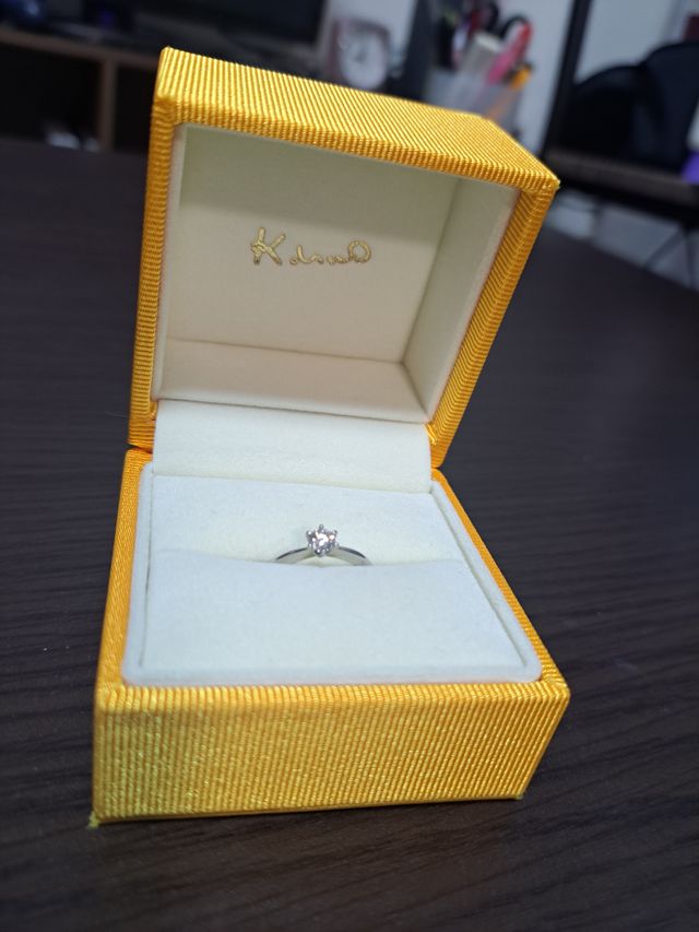 内側に婚約指輪を渡すようなモチーフのイニシャルが入ってます。