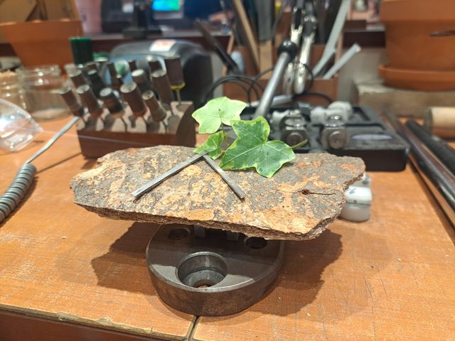 写真の状態から円形へ加工、磨きの作業を行いました。