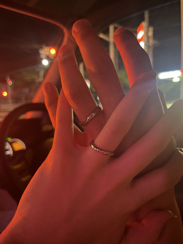 お互いの指にはめて撮ってみました！とても可愛いです