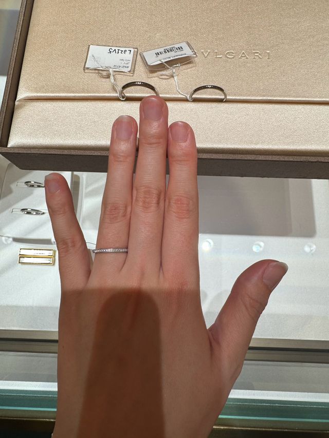 上品なハーフエタニティリング