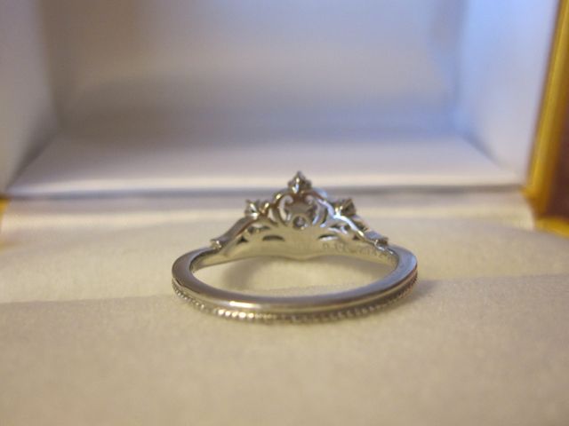 裏側より撮影。周囲をミル打ち加工してあります。