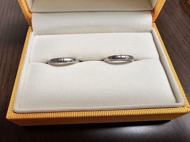 艶消しを入れ2人のイニシャルを波模様にして入れて頂きました。