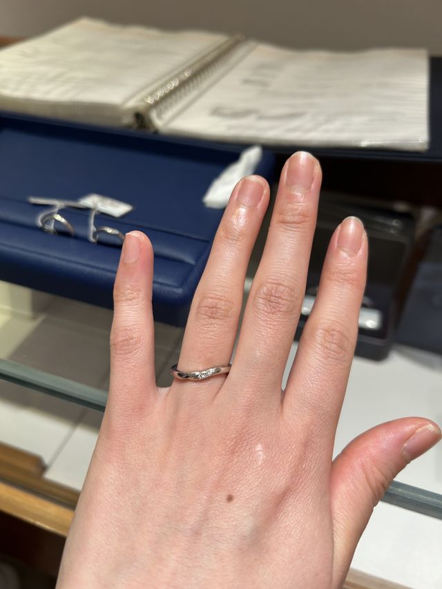 指が長く細いのでウェーブタイプのシンプルなデザインにしました