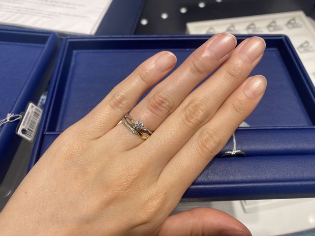 婚約指輪との相性をみている写真です