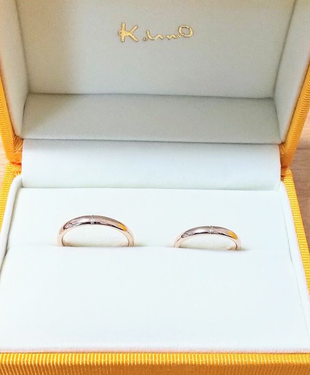 他社のK18PGに比べピンクが強くないので肌に馴染みます