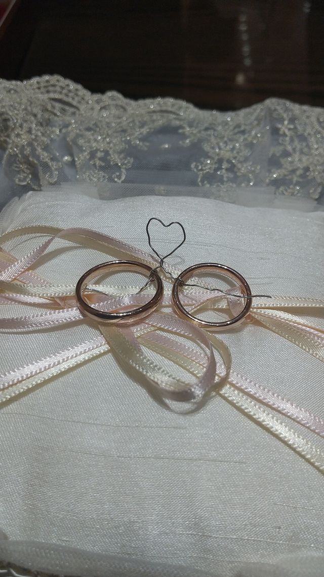 自分たちの手でプラチナの糸を結んで模様を完成させます