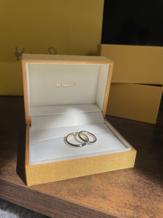 ダイヤはお揃いで、中の色味が違う指輪を選びました