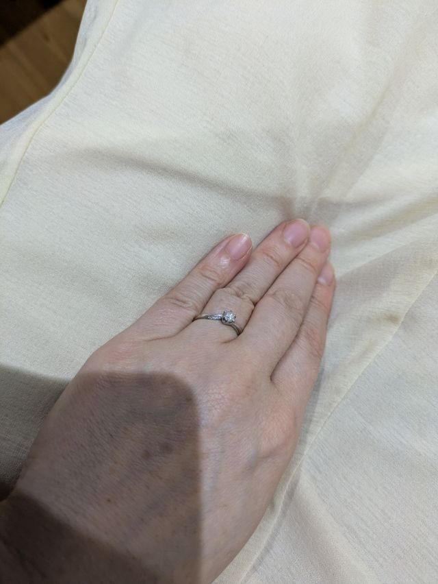 細身のデザインですがダイヤモンドの存在感が有ります