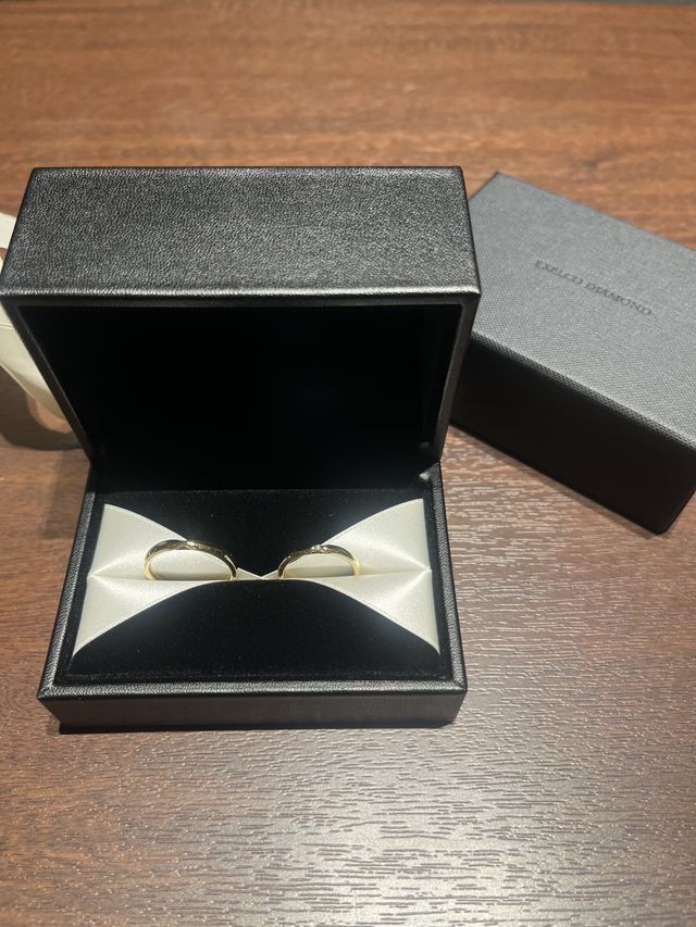 ゴールドの輝きも上品で、ミル打ちも繊細。飽きが来ない