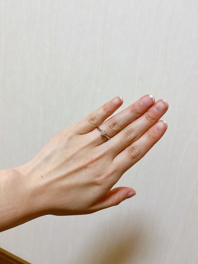 旦那の選んだダイヤモンドと私が選んだ土台を組み合わせた物です