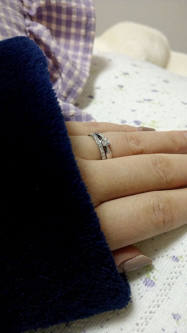 婚約指輪と重ね付けしている。
