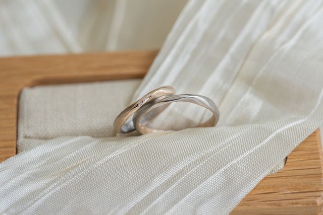 ねじれリングで、ねじれの箇所が鏡面磨きです