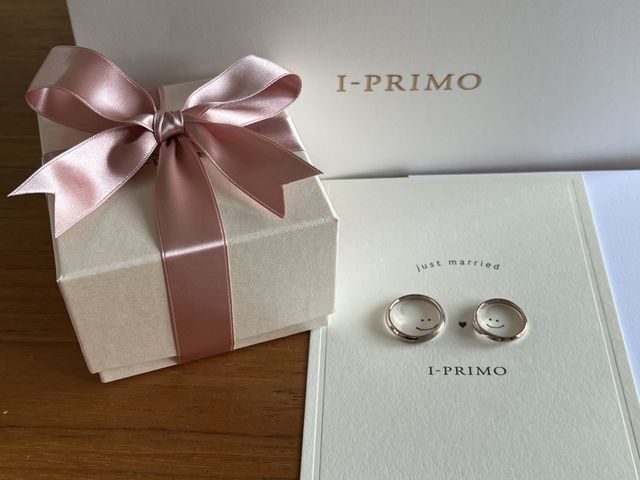 ブラウンゴールドの指輪と持ち帰り用のボックス