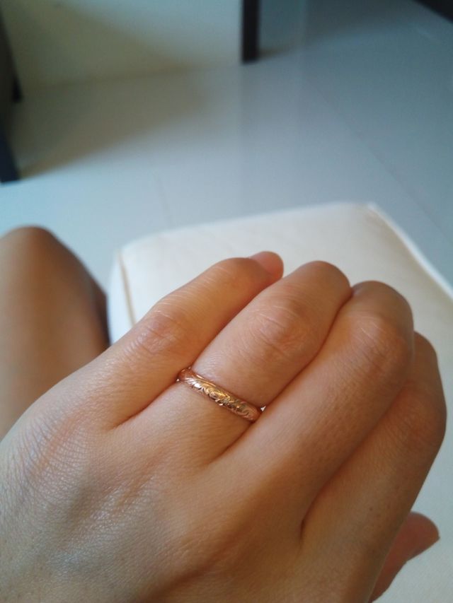 真ん中に一粒ダイヤが埋め込まれています。