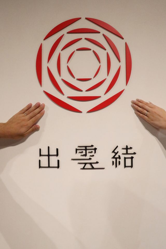 ブランドロゴと指輪