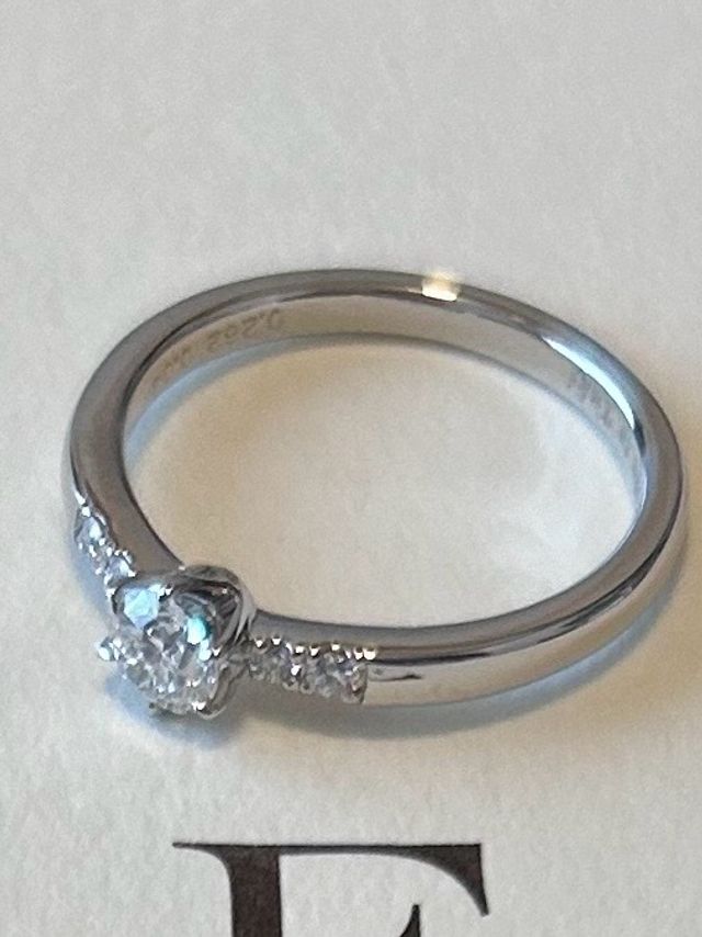 センターダイヤモンドの両サイドにもダイヤあり