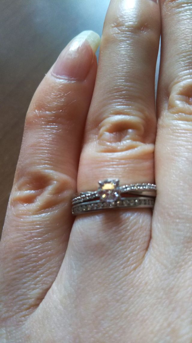 結婚指輪と重ねつけ、プラチナ台にもダイヤが輝いてます。