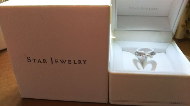 ゴージャスな箱にライトつき、素敵です。