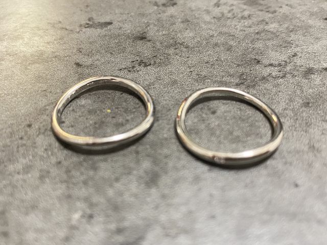 ひねりがあり、デザインで新婦用はダイヤモンドが1石付いている