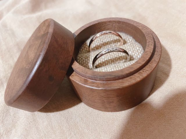 お互いの好きな言葉とお互いの誕生石を刻印しました。